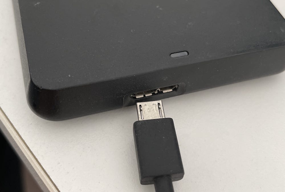 micro B 的线，连接 USB 3.0 micro B 的硬盘